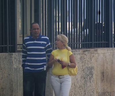  Darsi Ferrer (I) sale de la Oficina de Intereses en La Habana luego de recibir las instrucciones de sus jefes.