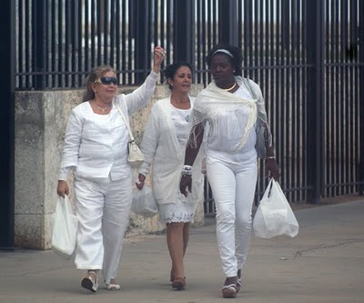 De izquierda a derecha Laura Pollán, una Dama de Apoyo y la Dama de Blanco, Alejandrina. 